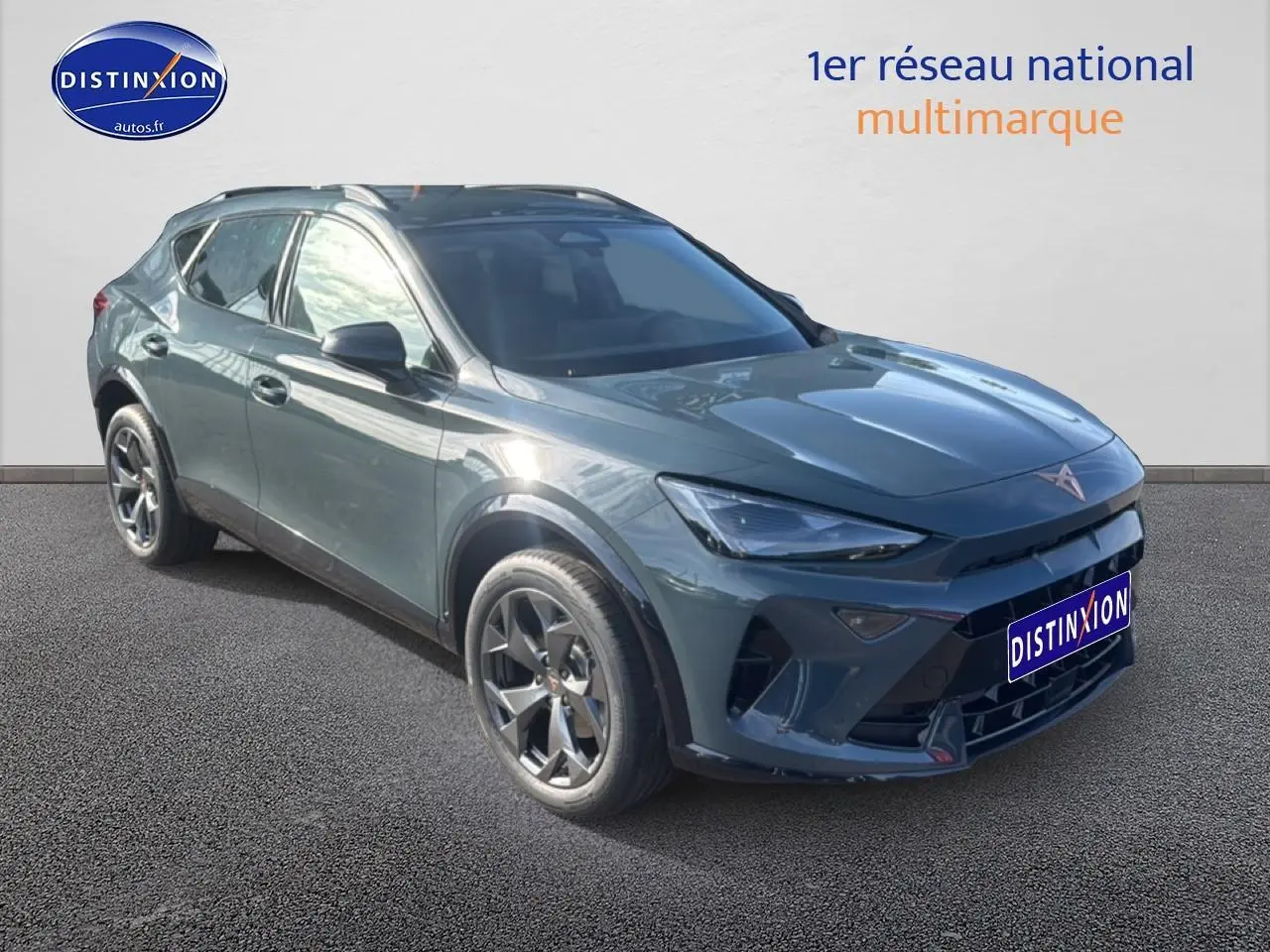 Vue 3/4 avant d’un CUPRA Formentor bleu fjord avec jantes 18 pouces et calandre distinctive noire.