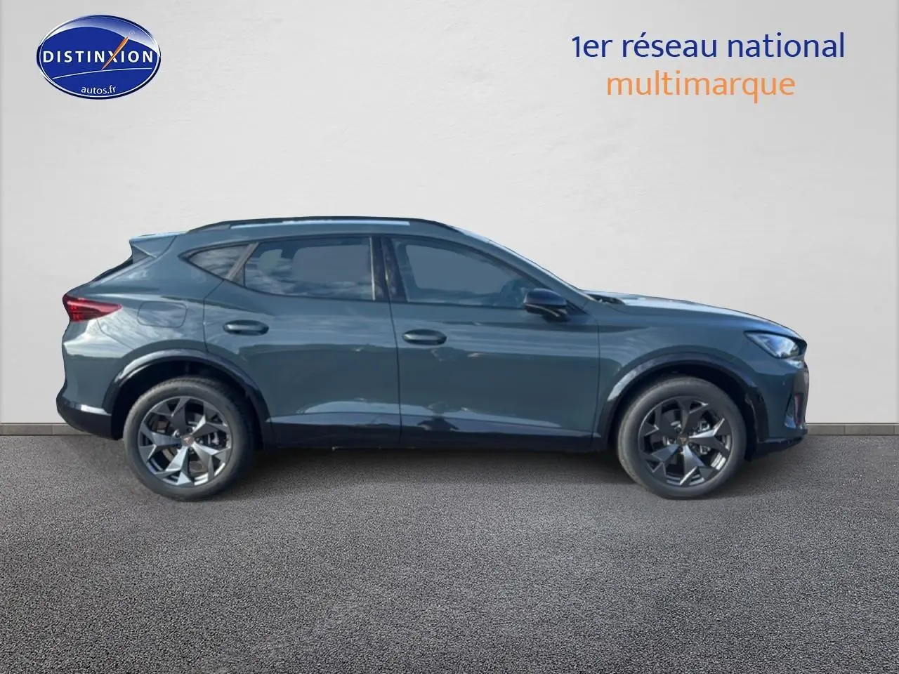Profil côté gauche du SUV CUPRA Formentor 1.5 etsi hybrid 2026 en bleu fjord avec jantes 18 pouces.