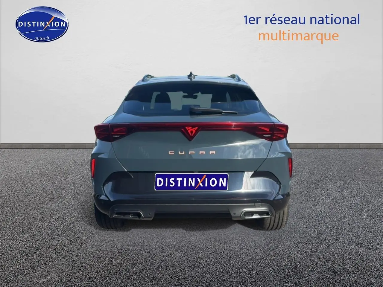 Vue arrière d'une CUPRA Formentor bleu fjord 2026 avec feux LED et double sortie d'échappement.