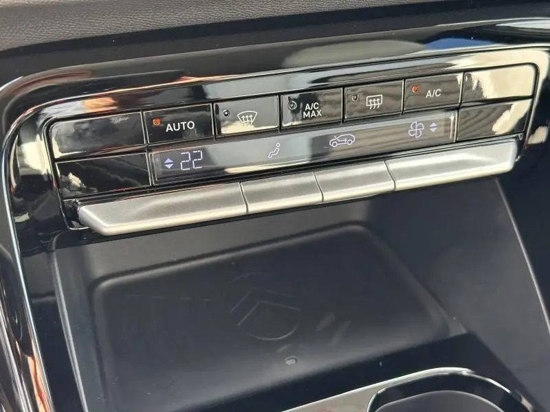 Gros plan sur la commande de climatisation digitale du Citroën C3 Aircross gris Mercury, affichant 22°C en mode automatique.