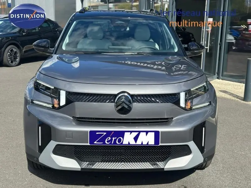 Vue frontale d'un Citroën C3 Aircross gris Mercury avec calandre noire et phares LED distinctifs.