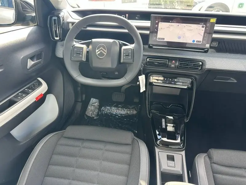 Vue intérieure avant du Citroën C3 Aircross gris Mercury, avec volant multifonction et écran tactile GPS intégré.