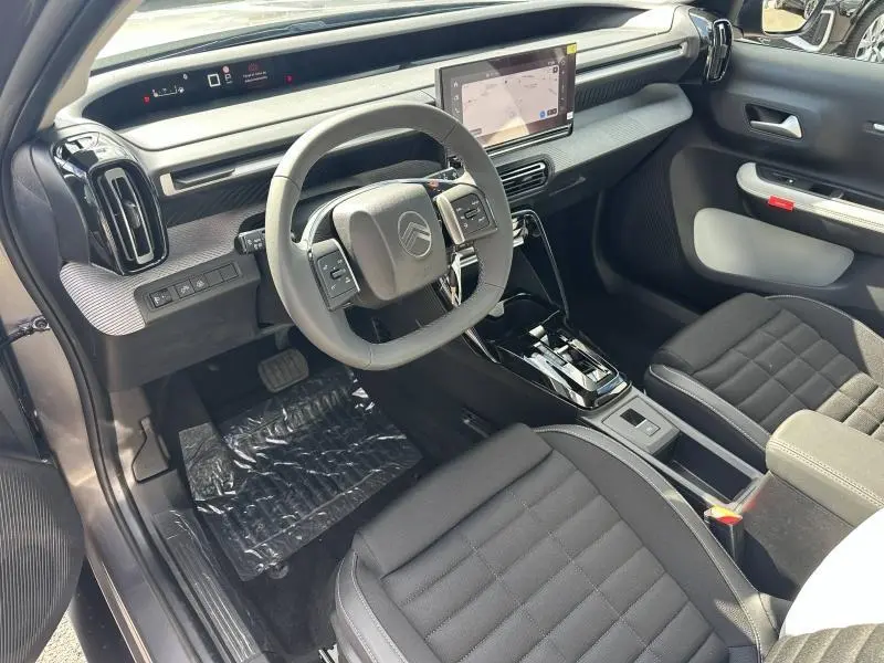 Vue intérieure côté conducteur du Citroën C3 Aircross 2026 avec tableau de bord moderne et écran tactile central.