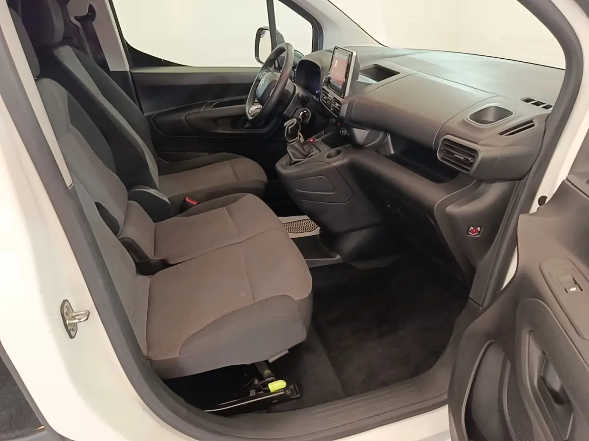 Intérieur côté conducteur du Citroën Berlingo blanc 2020, montrant sièges gris et tableau de bord avec écran tactile.