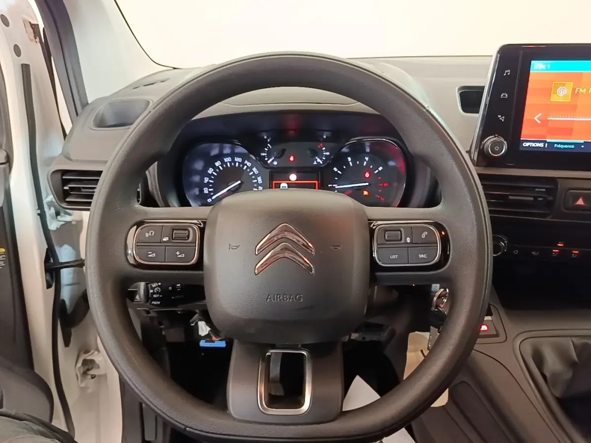 Vue centrée sur le volant noir de la Citroën Berlingo blanc 2020 avec tableau de bord et écran tactile visible.
