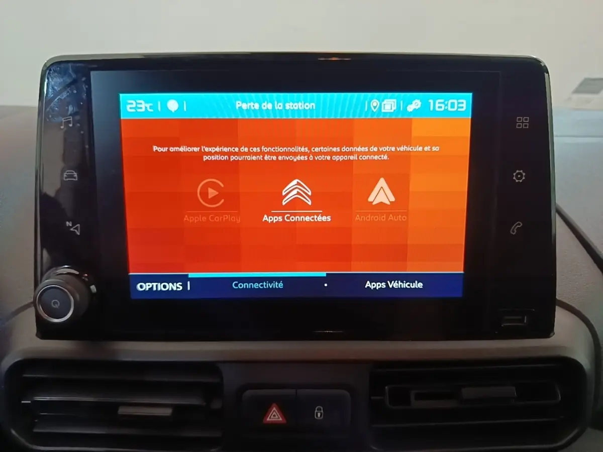 Écran tactile central du tableau de bord du Citroën Berlingo 2020 avec interface connectée en affichage couleur.