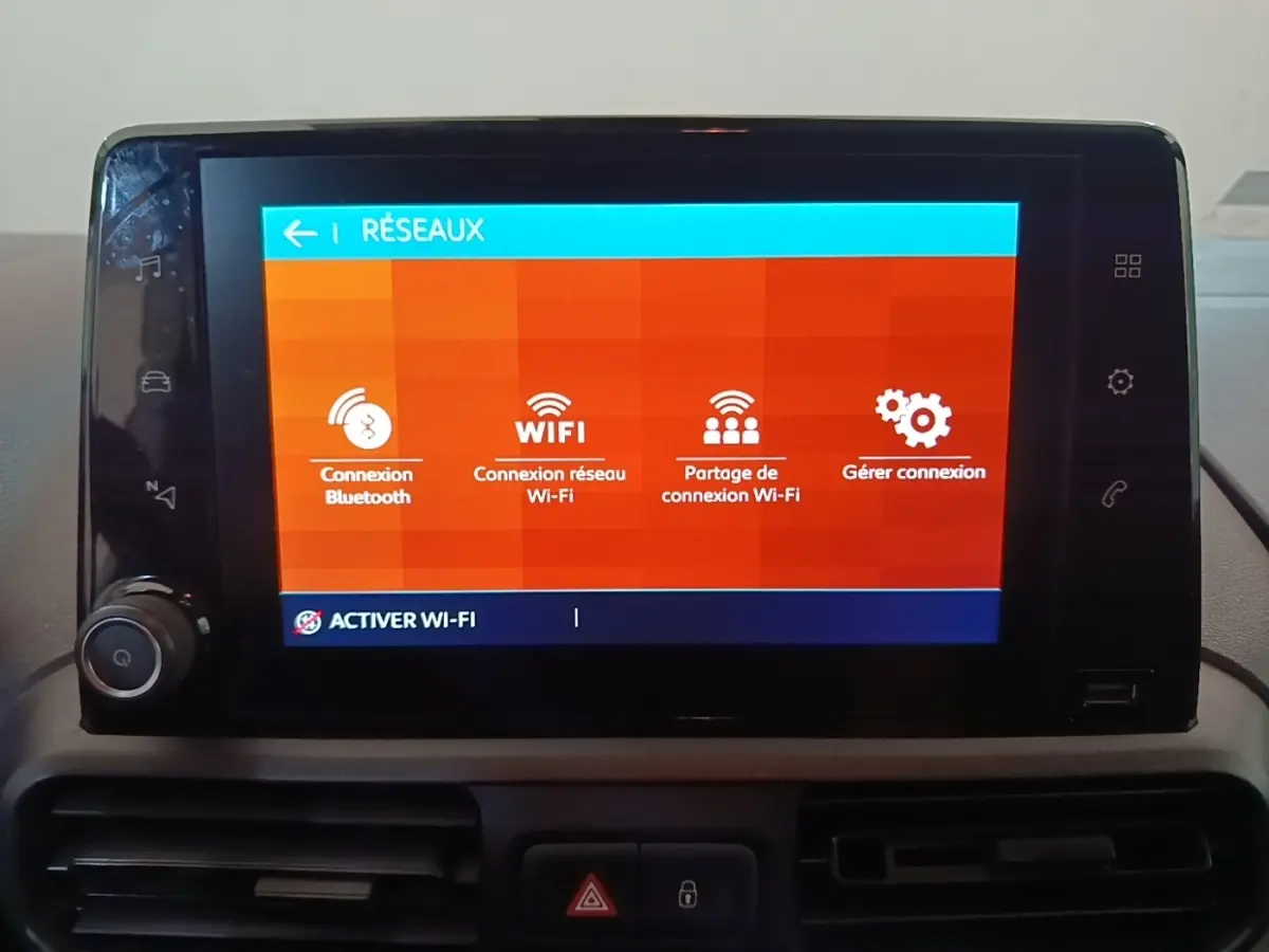 Écran tactile central du tableau de bord du Citroën Berlingo 2020 affichant les options de connexion Wi-Fi et Bluetooth.