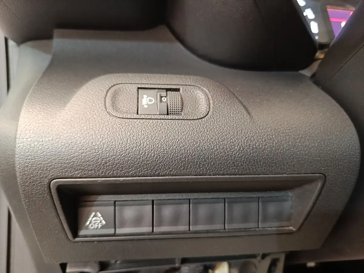 Gros plan sur les commandes noires du tableau de bord côté conducteur du Citroën Berlingo blanc 2020.