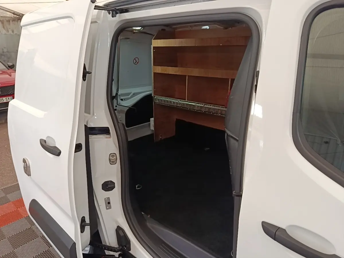 Vue latérale gauche du Citroën Berlingo blanc 2020 avec porte coulissante ouverte montrant l'aménagement intérieur en bois.