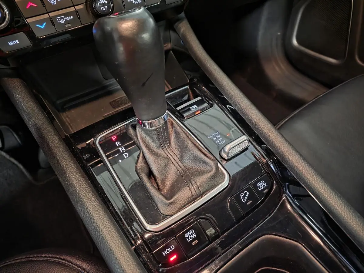 Le levier de vitesses automatique noir du Jeep Compass 2022 avec commandes 4WD et mode Sport visibles.