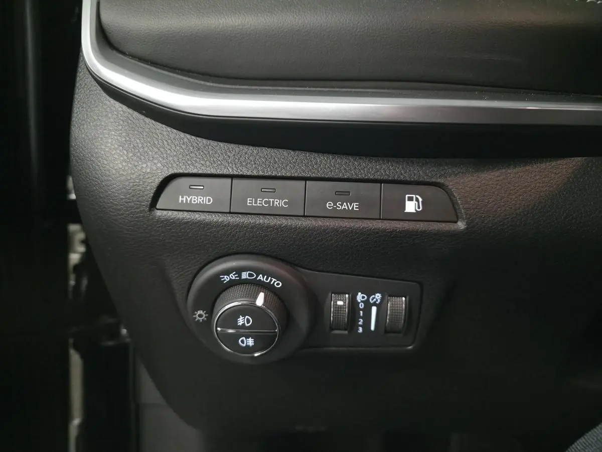 Panneau de commandes d'éclairage et modes hybride du Jeep Compass 2022, boutons HYBRID, ELECTRIC, e-SAVE visibles.