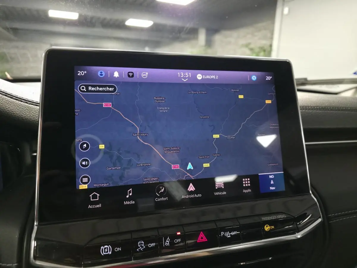 Écran tactile central affichant la navigation GPS dans l'habitacle d'un Jeep Compass 2022.