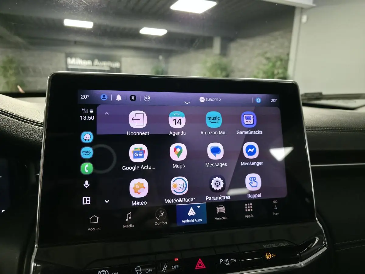 Écran tactile central du Jeep Compass 2022 affichant l'interface Android Auto dans un intérieur noir.