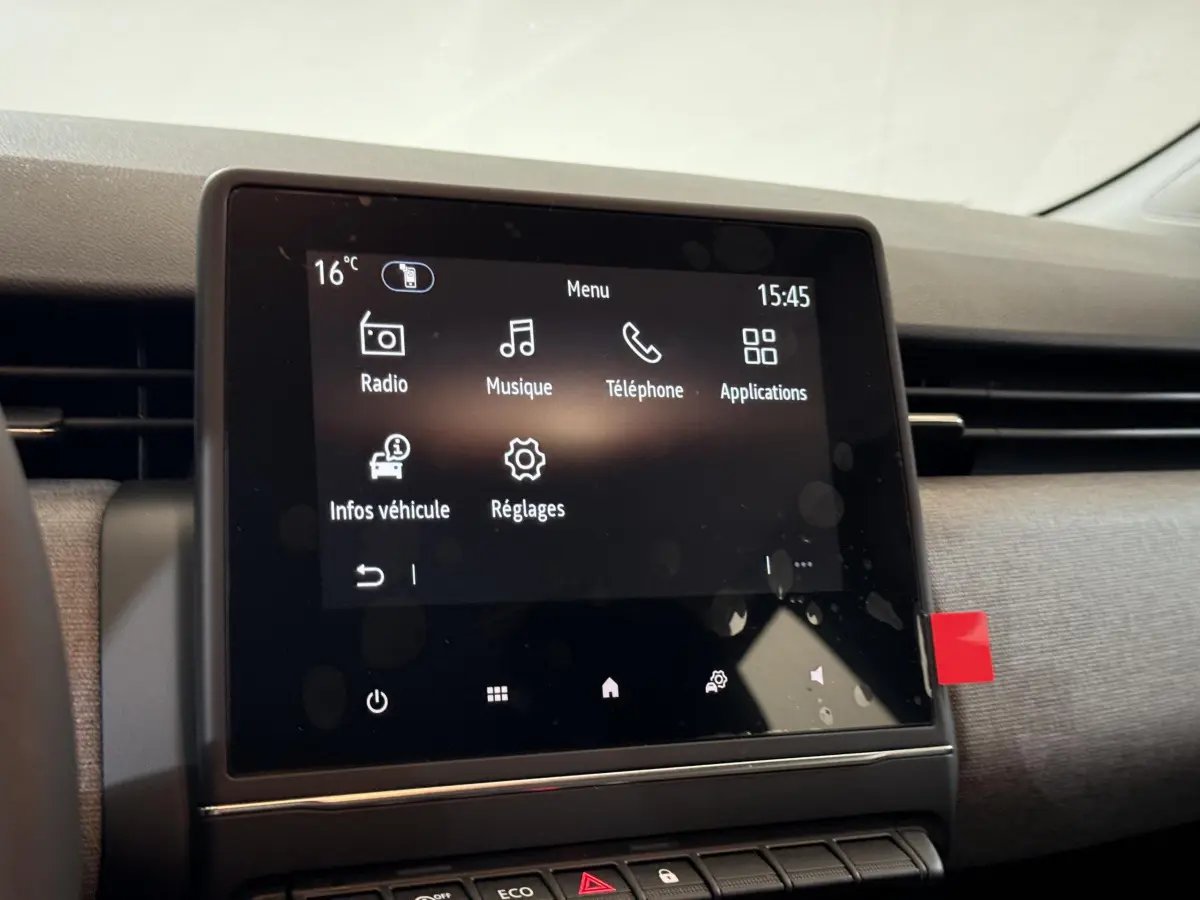 Écran tactile central affichant le menu multimédia dans l’habitacle d’une Renault Clio gris clair de 2025.