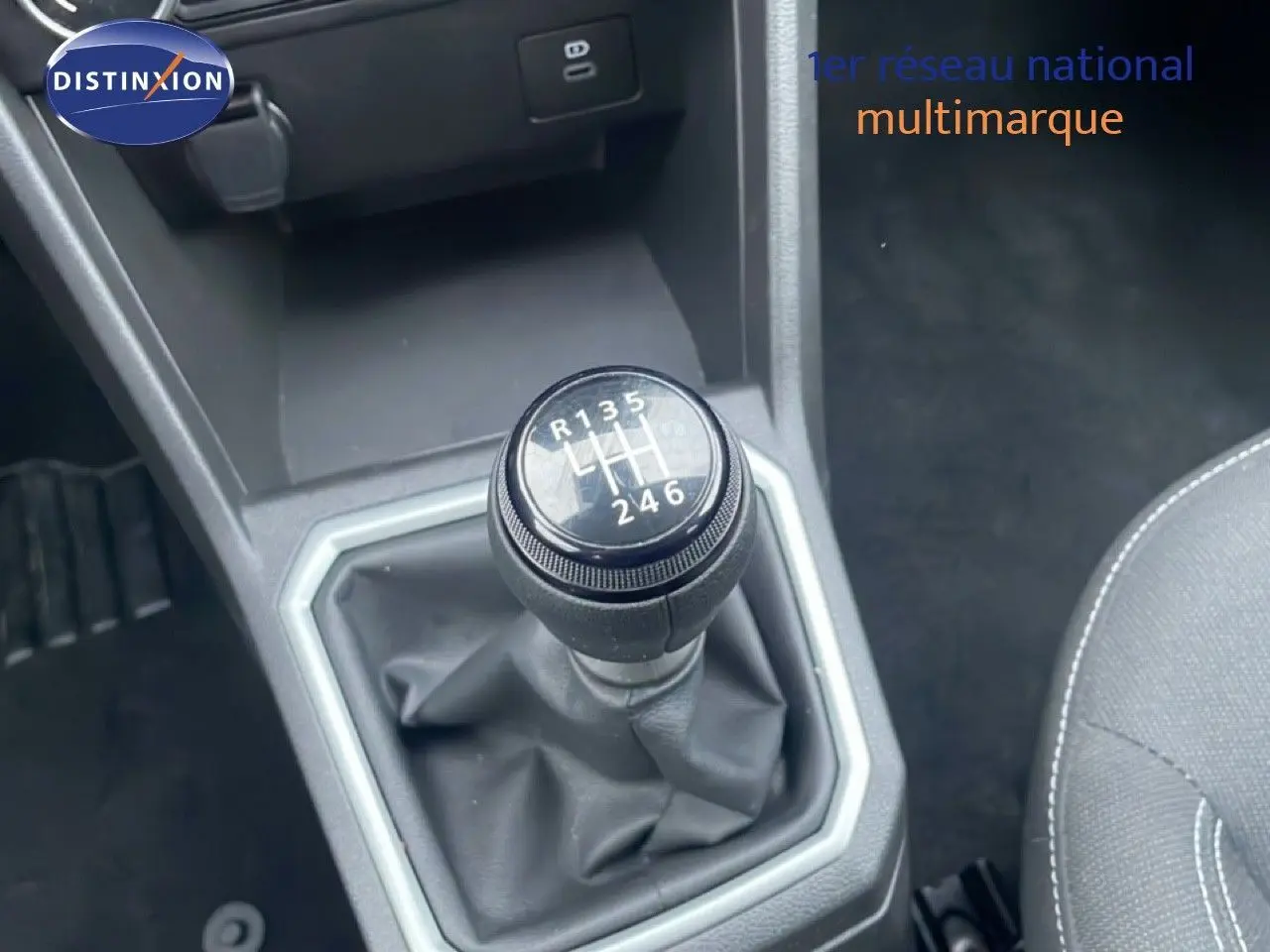 Gros plan sur le levier de vitesses manuel noir du Dacia Jogger 2025, intérieur avec sellerie tissu gris.