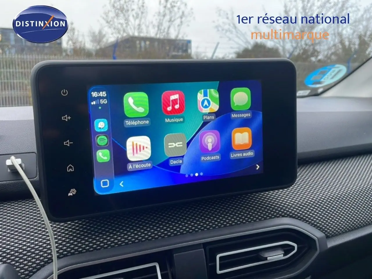 Vue intérieure centrée sur l’écran tactile multimédia du tableau de bord du Dacia Jogger 2025.