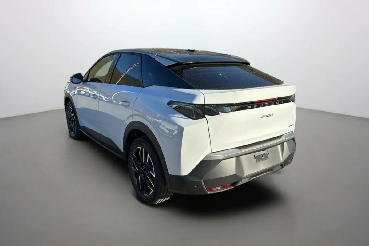 Peugeot 3008 New Hybrid blanc okénite, vue 3/4 arrière droit, toit noir contrasté et jantes alu 19 pouces.