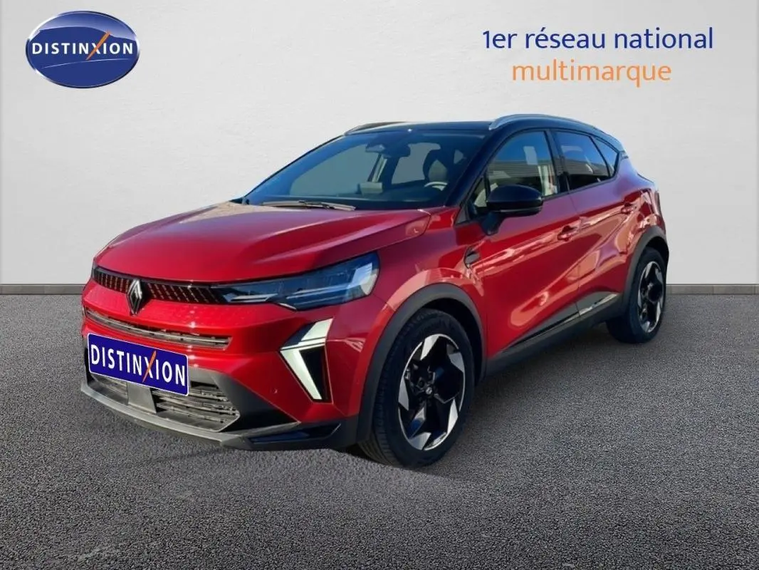 Renault Captur rouge 3/4 avant droit, avec jantes aluminium et détails noirs contrastants.