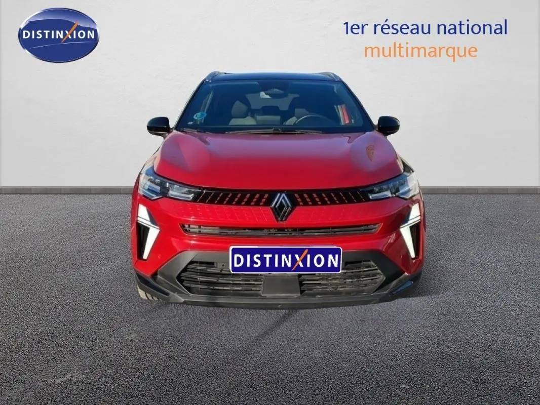 Vue frontale d'un Renault Captur rouge 2025 avec calandre noire et feux LED distinctifs.