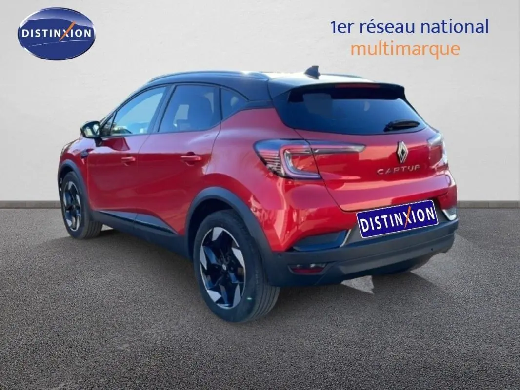 Vue 3/4 arrière droite du Renault Captur rouge 2025 avec barres de toit et jantes aluminium noires.