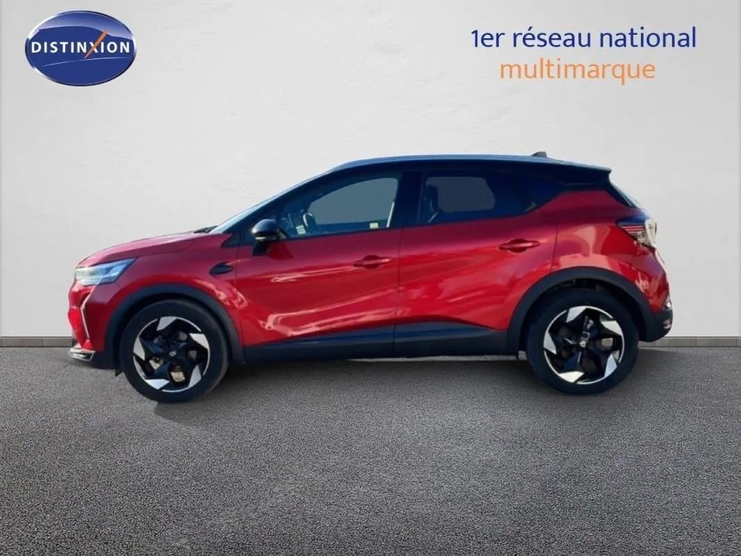 Profil droit d'un Renault Captur rouge 2025 avec jantes aluminium noires et toit noir contrasté.
