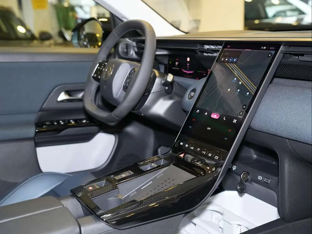 Vue intérieure côté conducteur du Citroën C5 Aircross 2026, tableau de bord moderne avec écran tactile vertical et volant cuir.