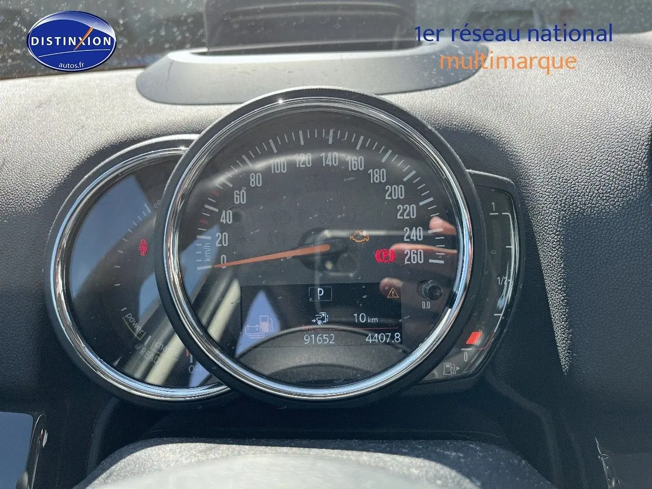 Vue rapprochée du tableau de bord de la MINI Countryman Moonwalk Grey, affichant le compteur de vitesse et les indicateurs.