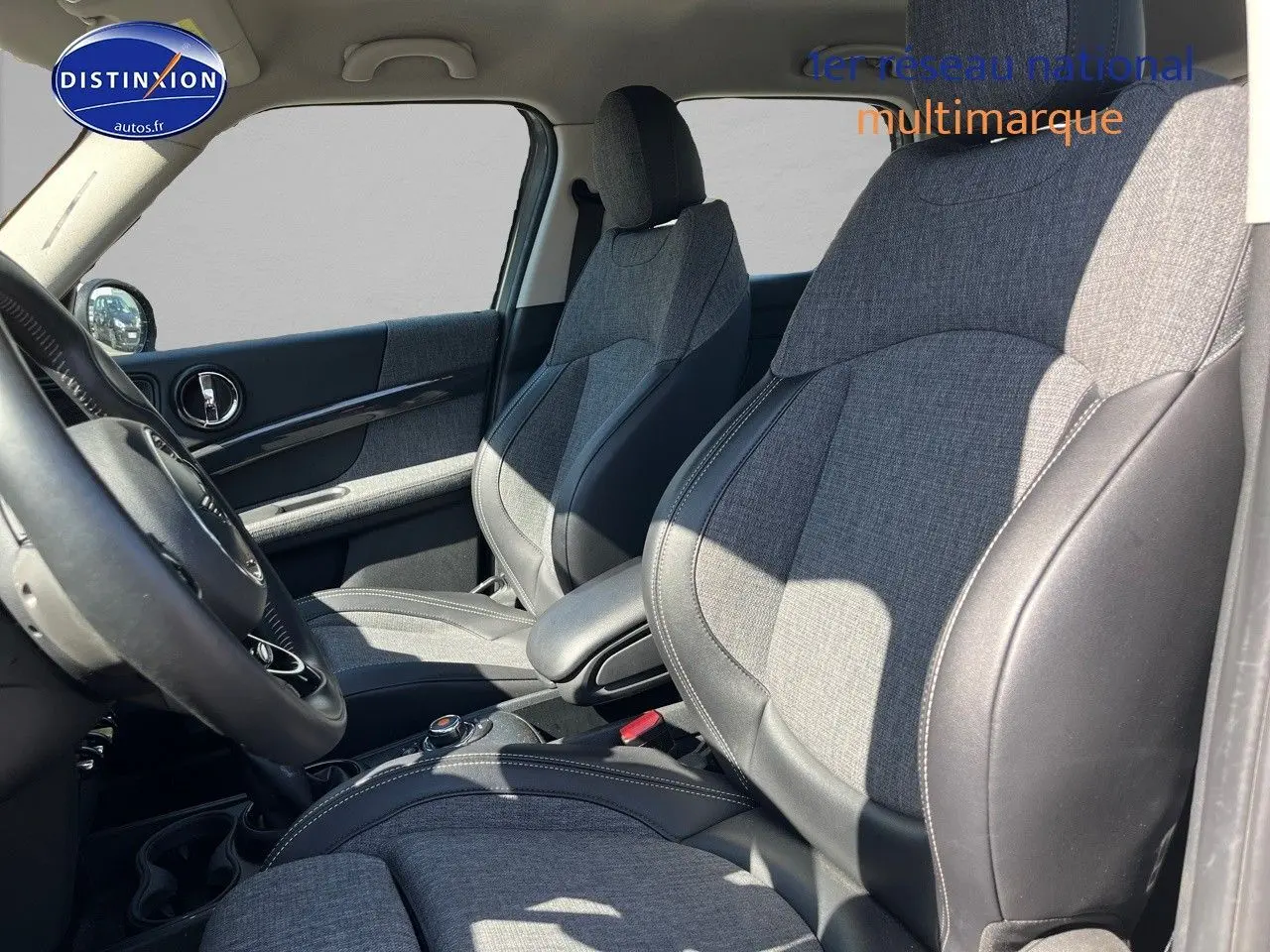 Vue intérieure côté conducteur du MINI Countryman 2019, sièges sport gris avec cuir noir et accoudoir central.