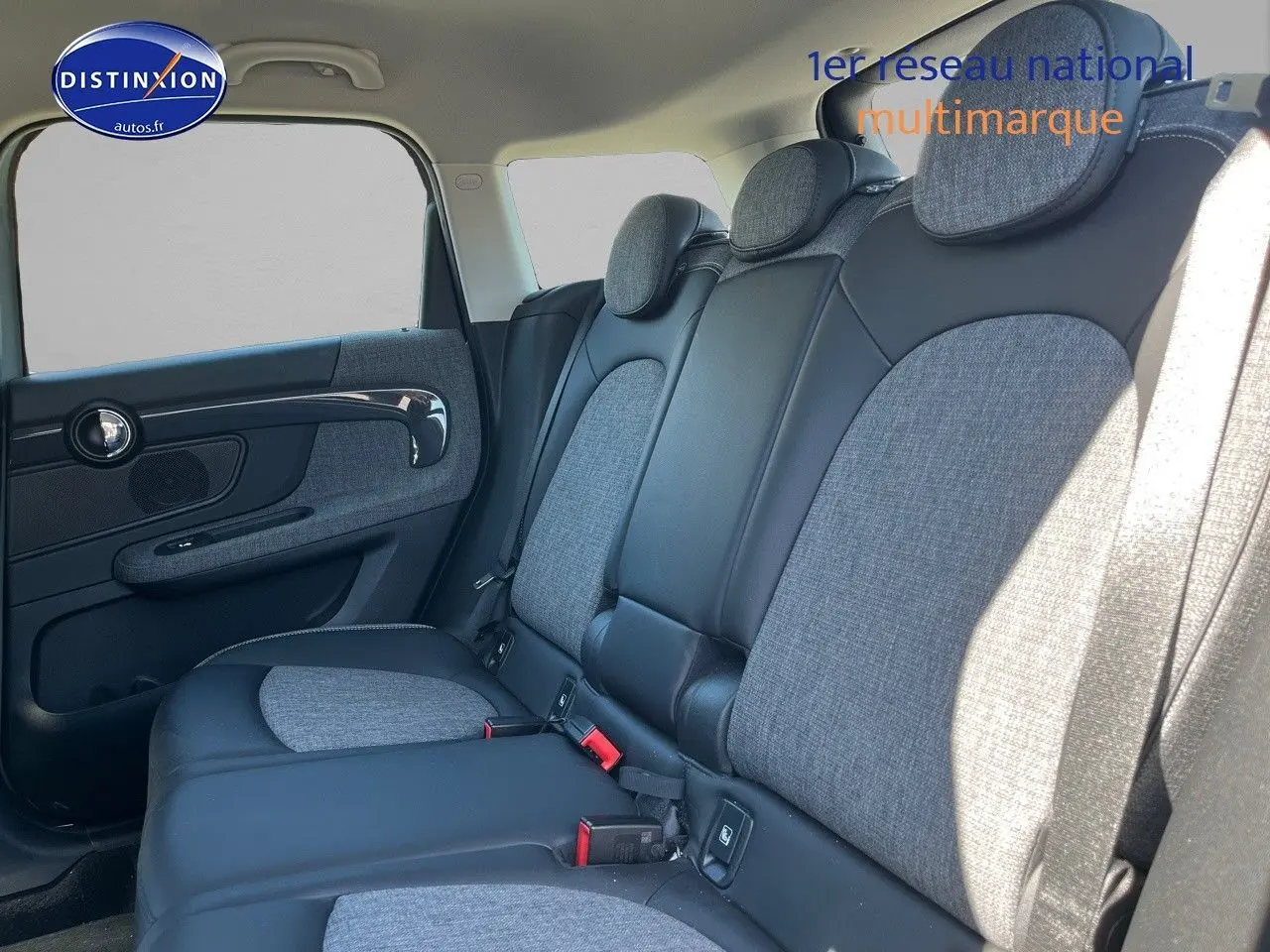 Vue latérale intérieure des sièges arrière en cuir et tissu gris du MINI Countryman Cooper SE 2019, avec appuie-têtes intégrés.