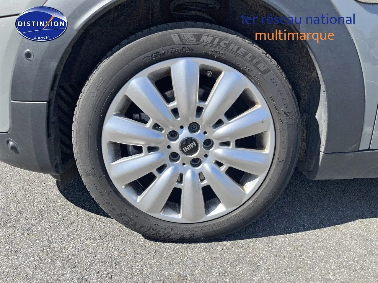 Gros plan sur la jante alu 18 pouces design Pin Spoke du MINI Countryman Moonwalk Grey côté droit.