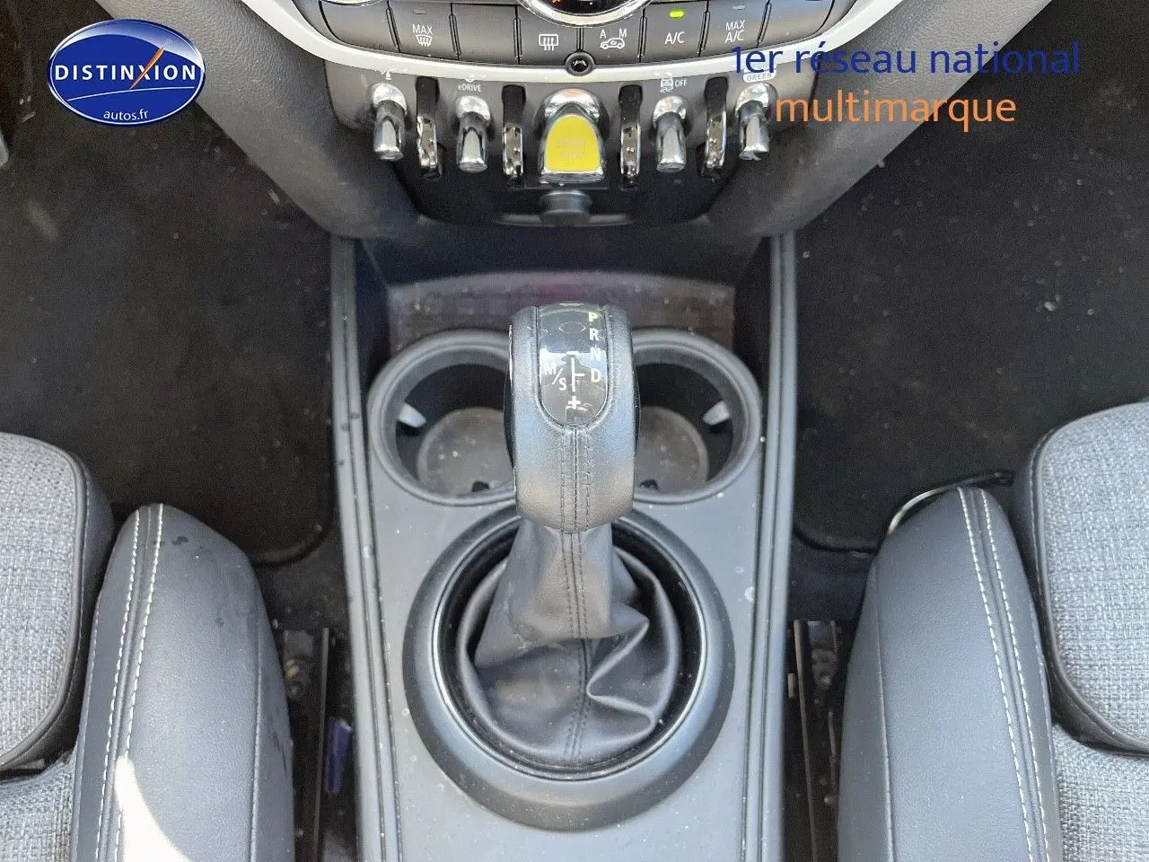 Vue rapprochée du levier de vitesses automatique en cuir noir au centre de la console d'une MINI Countryman Moonwalk Grey.