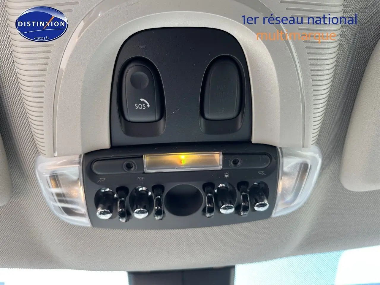 Vue en gros plan du plafonnier avec commandes chromées et bouton SOS du MINI Countryman Moonwalk Grey 2019.