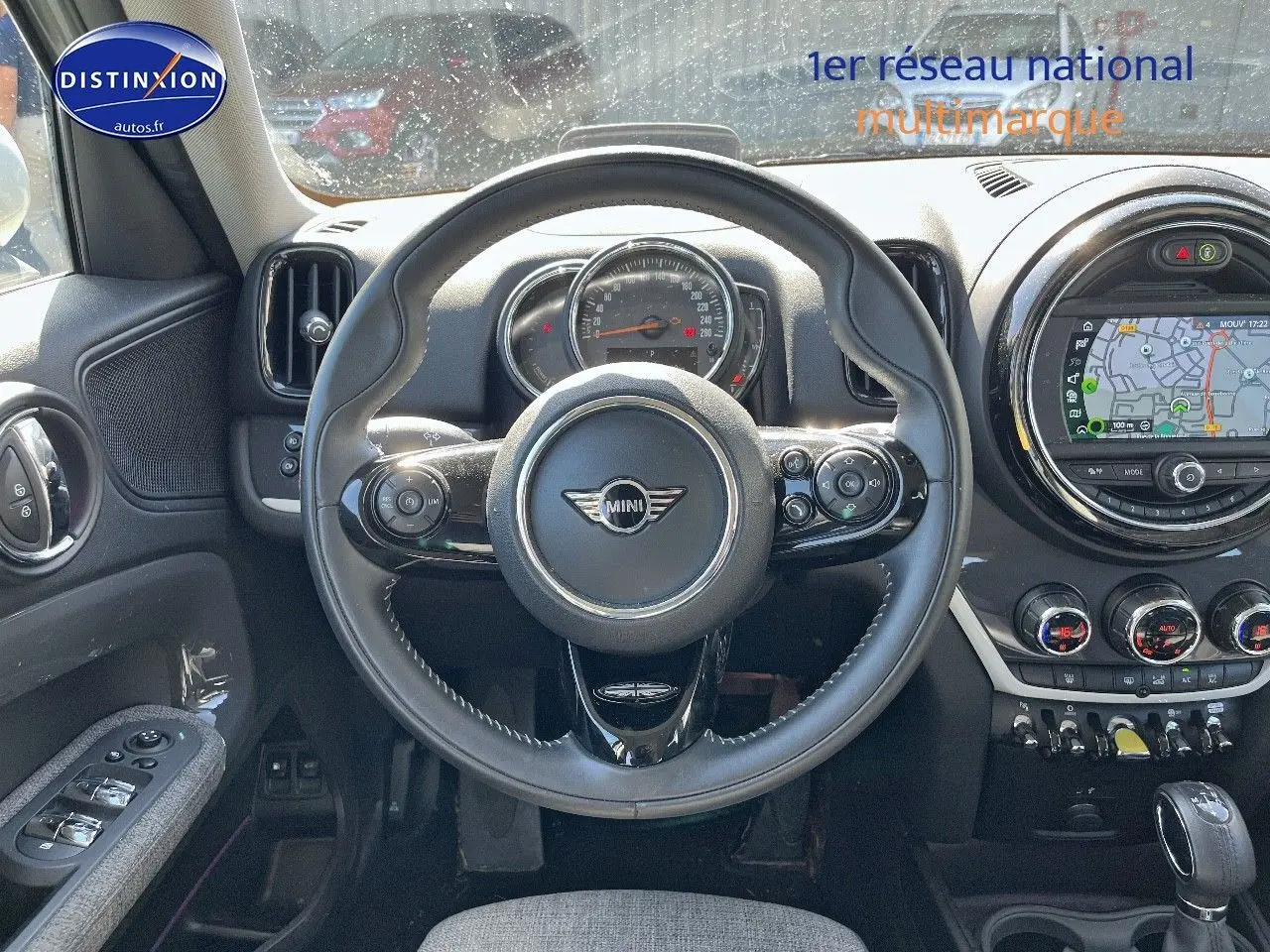 Vue intérieure centrée sur le volant cuir multifonction et le tableau de bord avec écran GPS du MINI Countryman Moonwalk Grey.