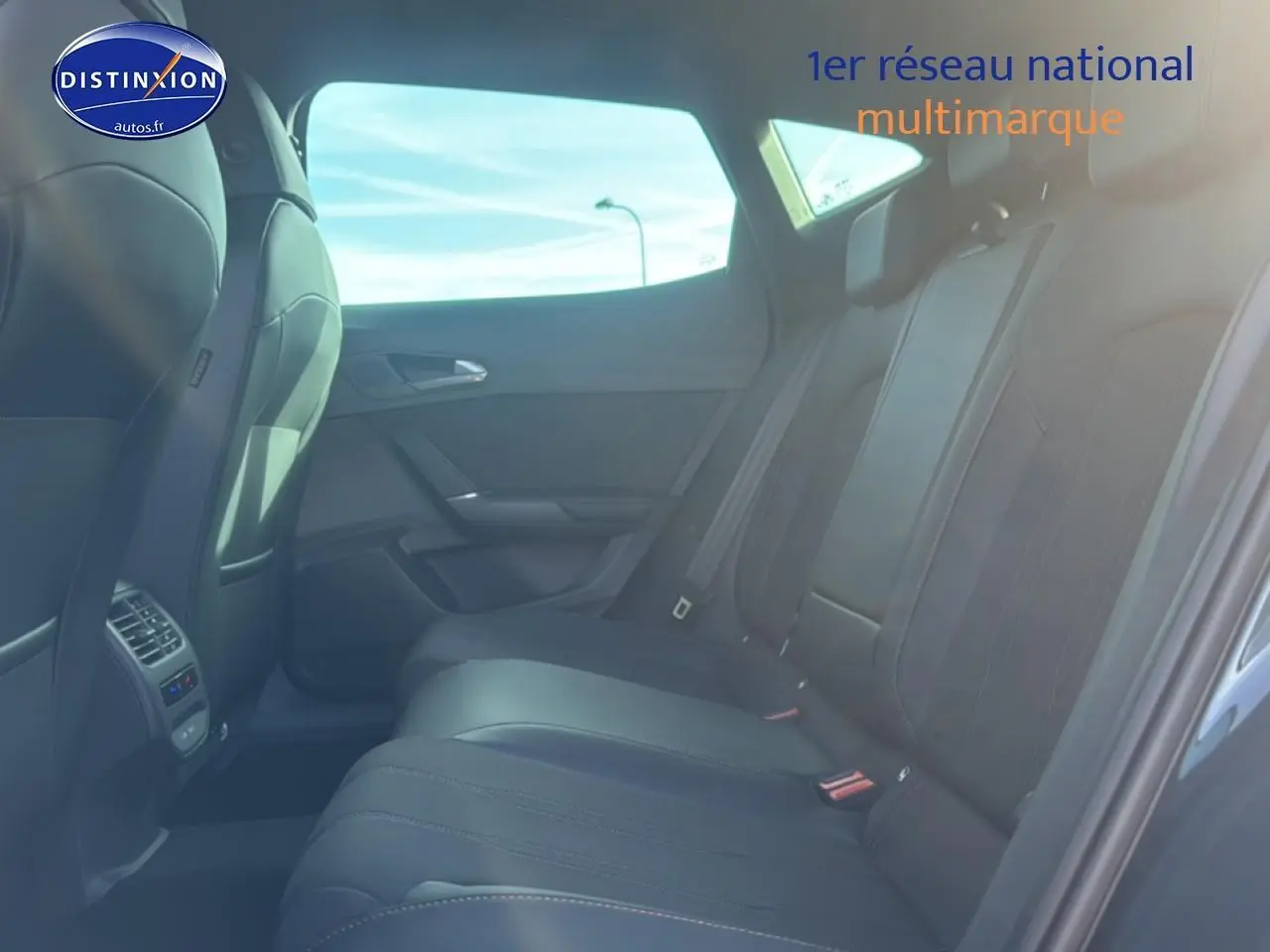 Vue latérale droite de l'intérieur arrière du CUPRA Formentor 1.5 etsi hybrid en cuir noir avec ceintures visibles.