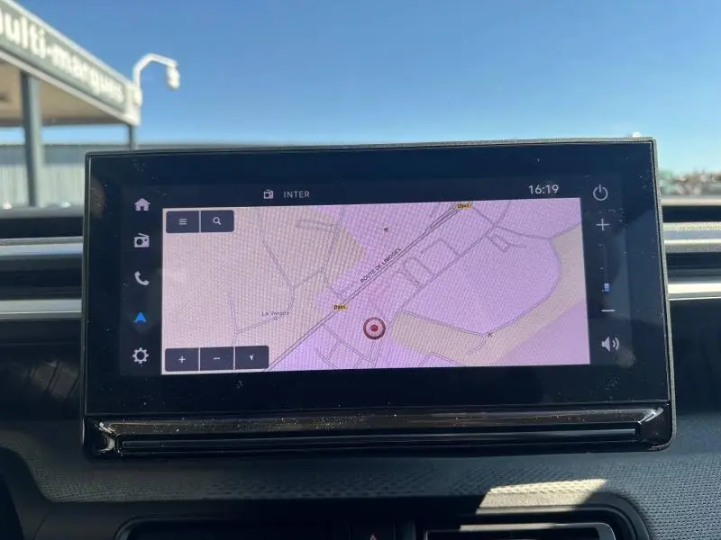 Écran tactile central affichant la navigation GPS dans l’habitacle d’une Citroën C3 noire 2025, vue de face.