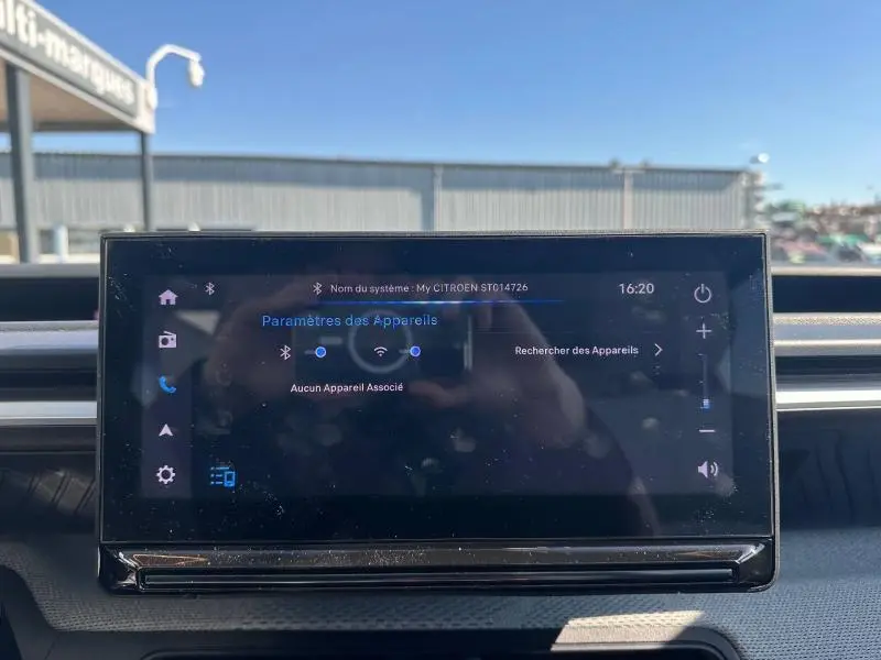 Écran tactile central de la Citroën C3 2025 affichant les paramètres Bluetooth, intérieur avec tableau de bord noir.