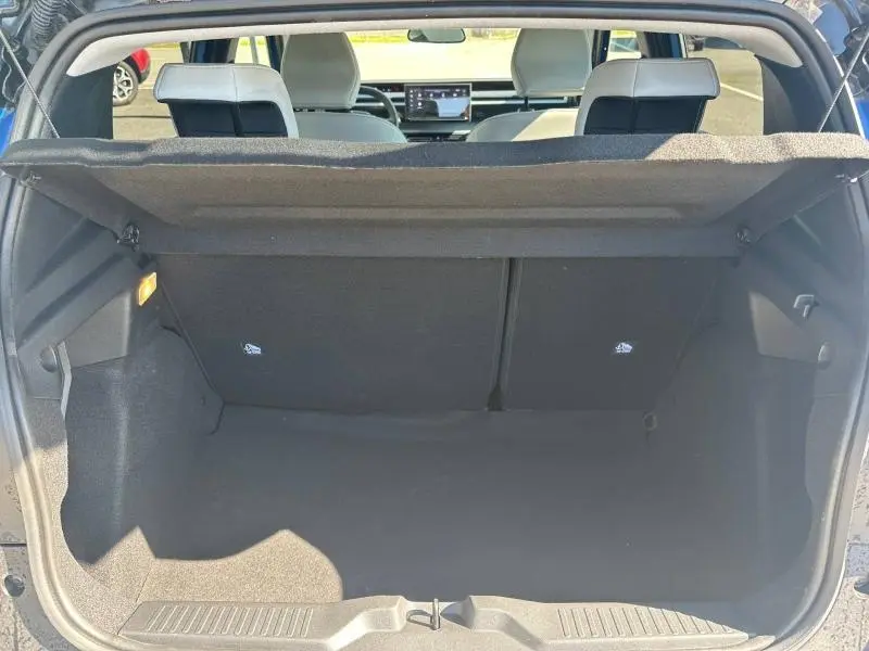 Coffre ouvert d’une Citroën C3 noire 2025, vue arrière montrant l’habitacle clair et la tablette tactile du tableau de bord.