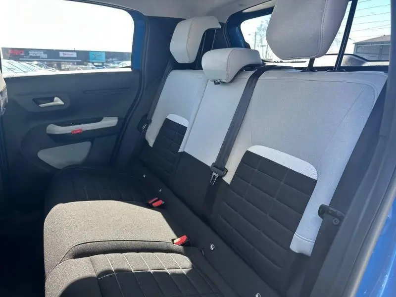 Vue intérieure arrière droite des sièges bicolores gris et noir de la Citroën C3 1.2 Turbo 100ch MAX 2025.