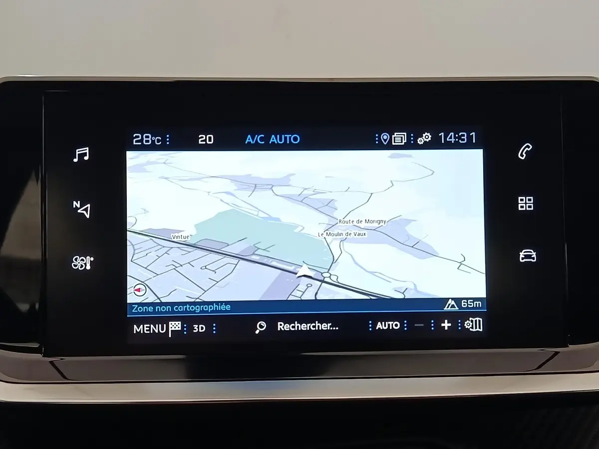 Écran tactile de navigation du tableau de bord du Peugeot 2008 blanc, affichant une carte en intérieur.
