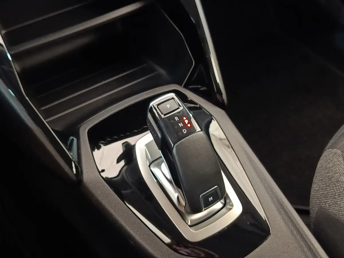 Le levier de vitesses automatique noir et argenté de la Peugeot 2008 BlueHDi 130, vue rapprochée intérieure.