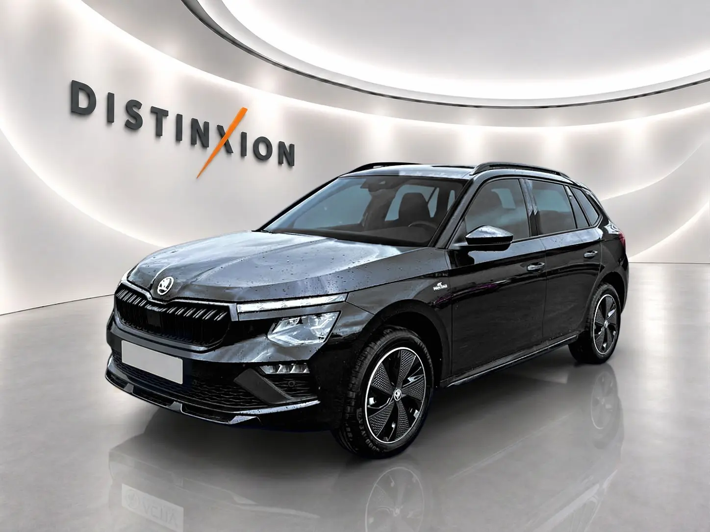 SKODA KAMIQ Monte Carlo noir en 3/4 avant droit, avec jantes alu et toit panoramique en verre visible.