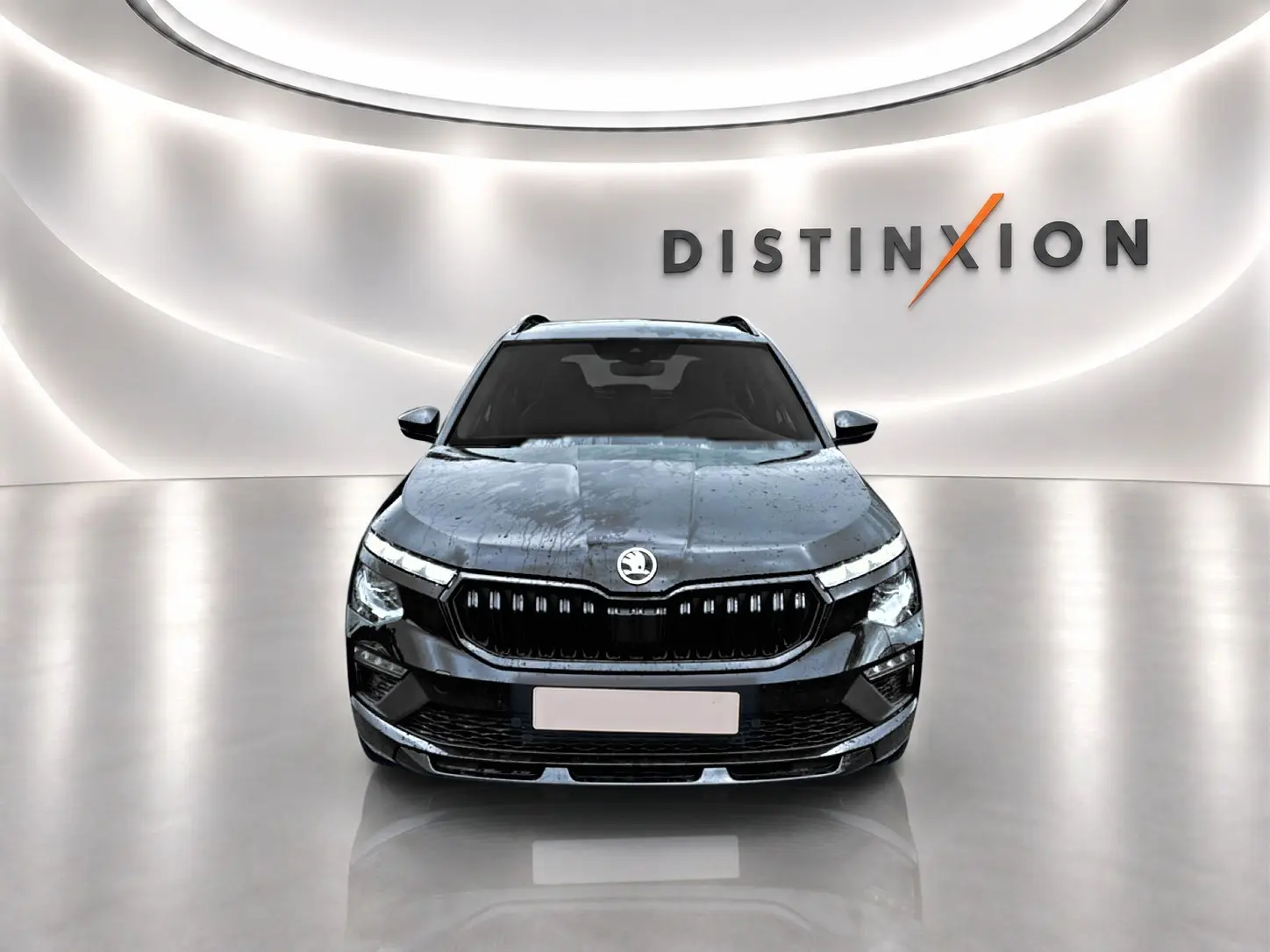 Vue frontale d'un Skoda Kamiq noir 2026 avec calandre noire et phares LED, dans un showroom lumineux.