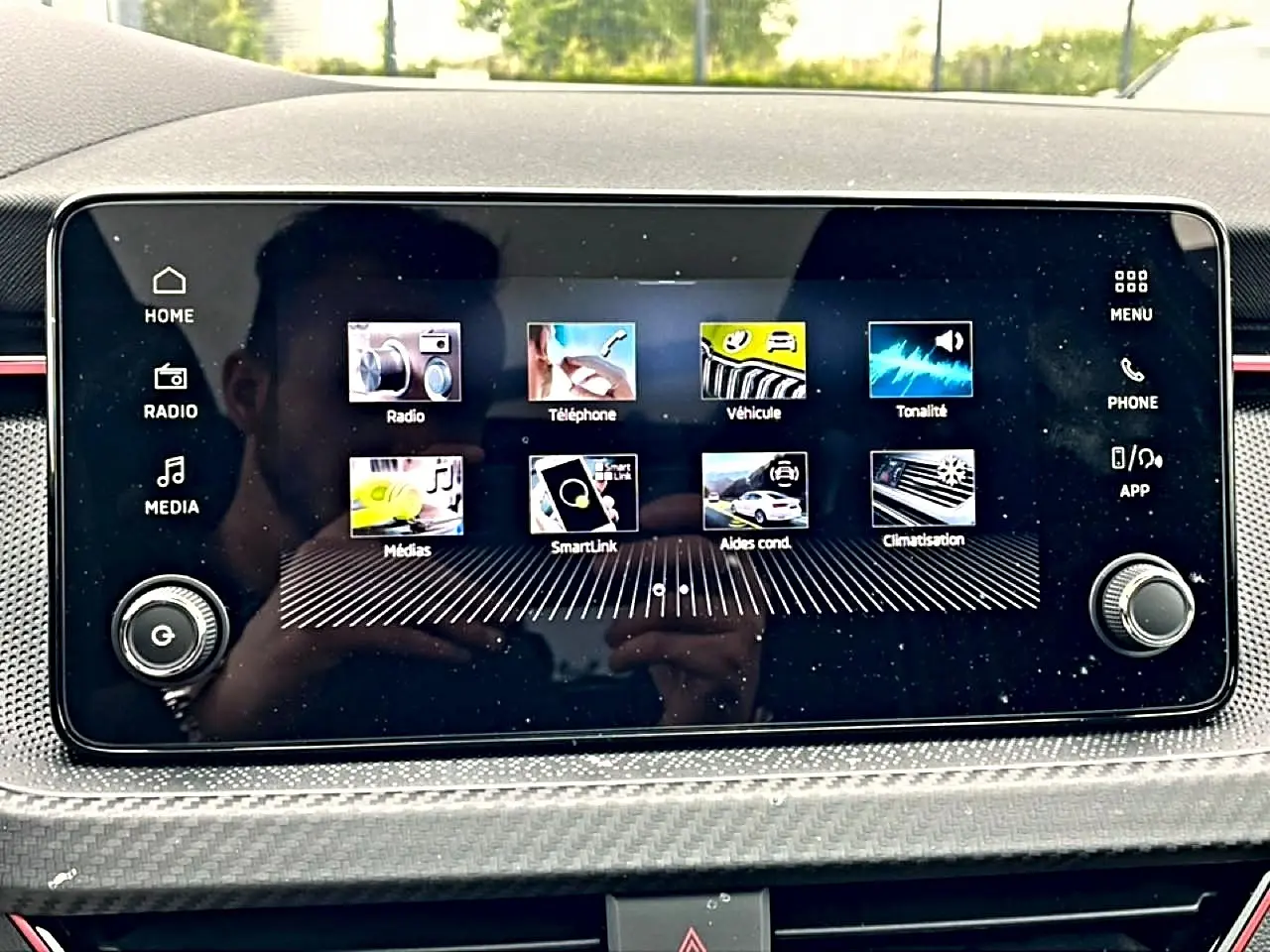 Écran tactile central du Skoda Kamiq 2026 montrant le menu principal avec icônes colorées, vue de face.