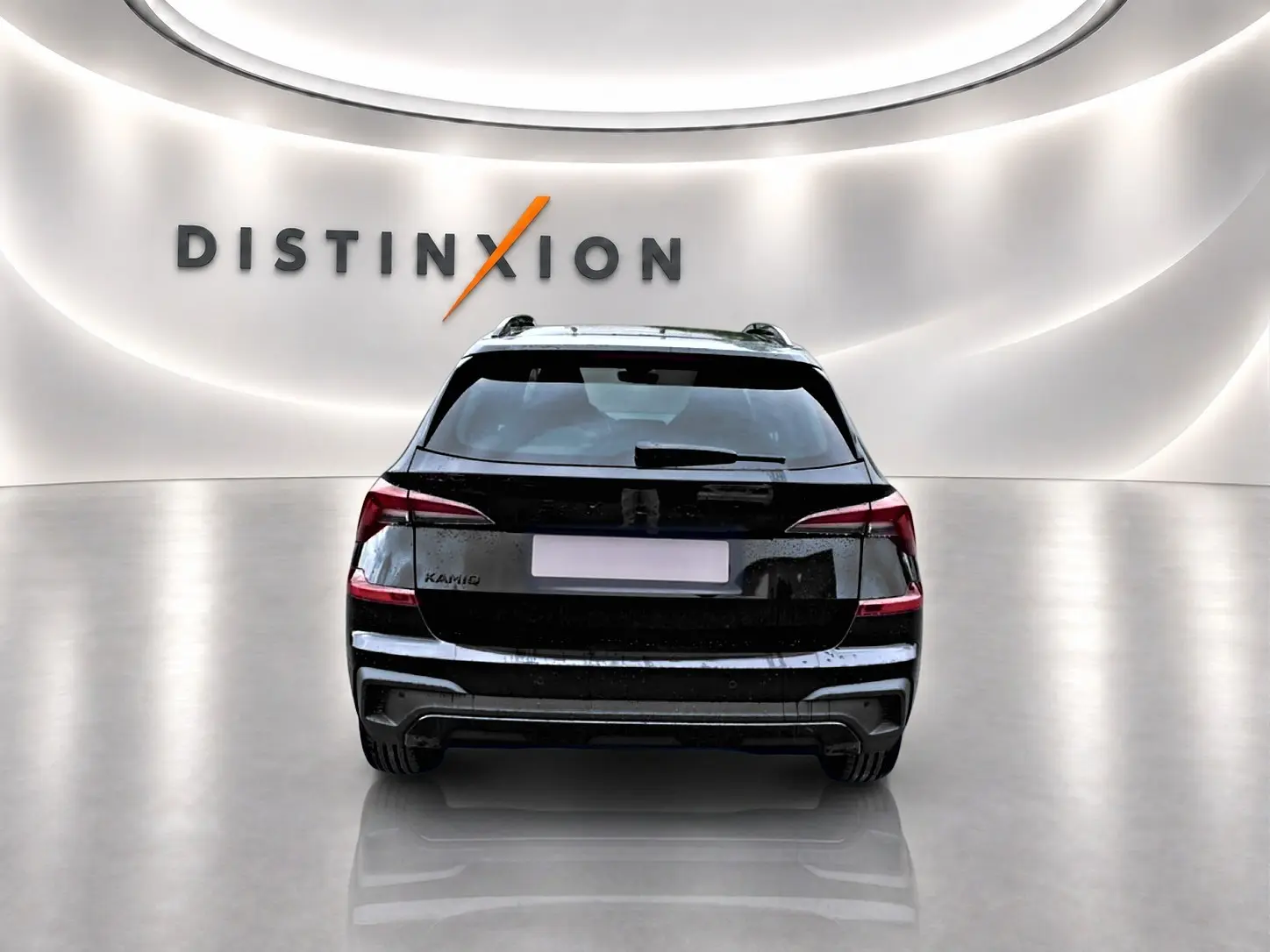Vue arrière d'un Skoda Kamiq noir 2026 avec feux arrière LED et toit panoramique en verre dans un showroom lumineux.