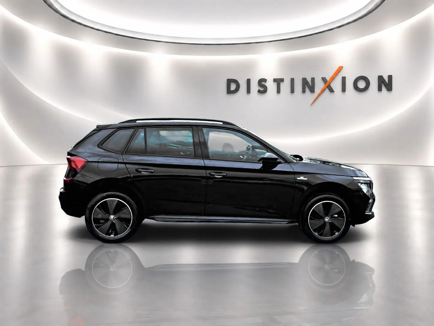 Vue de profil côté gauche d’un SKODA KAMIQ noir 2026 version Monte Carlo avec jantes alu noires et toit panoramique.