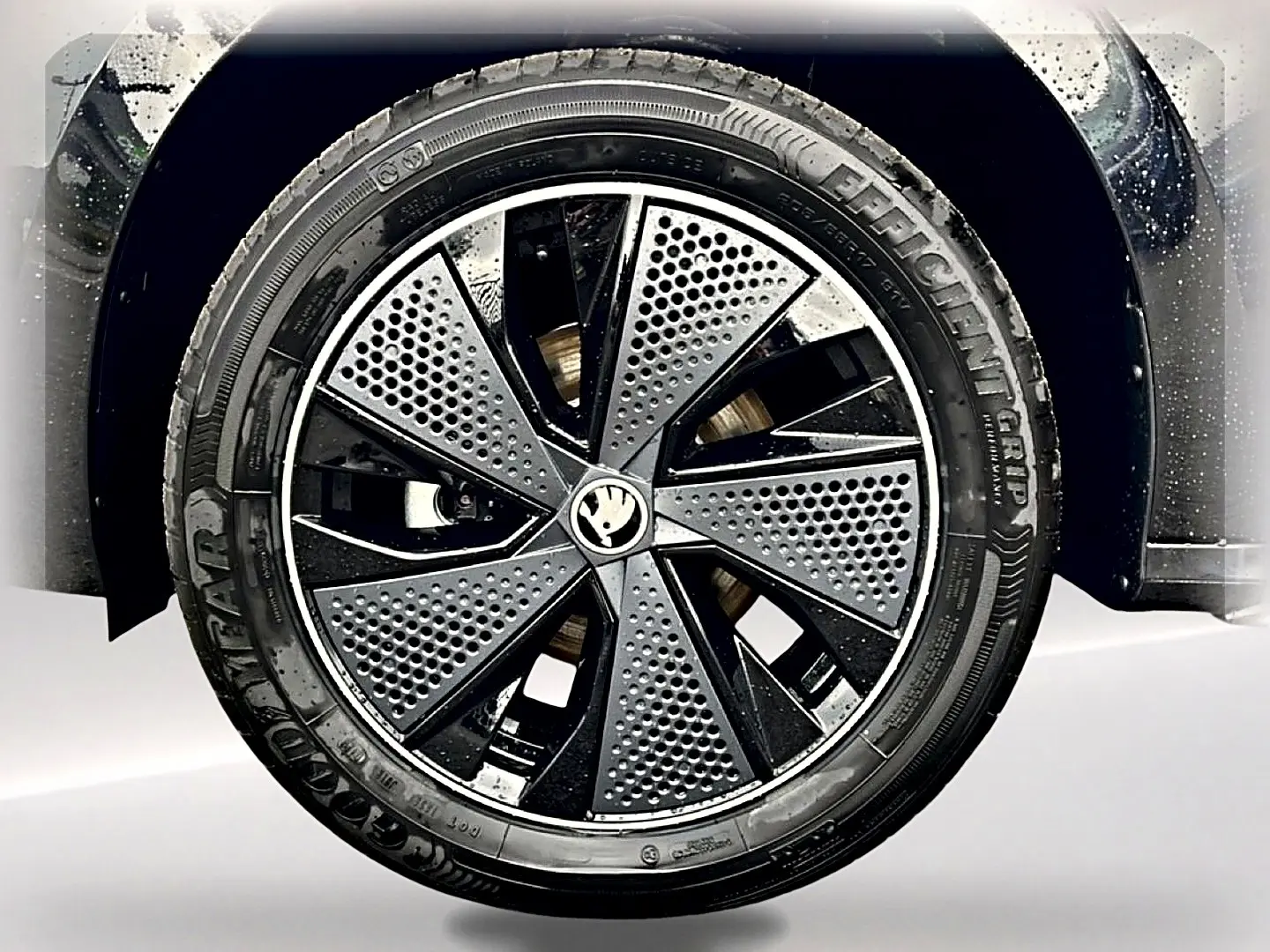 Gros plan sur la jante noire et grise au design perforé du Skoda Kamiq Monte Carlo noir, côté arrière droit.