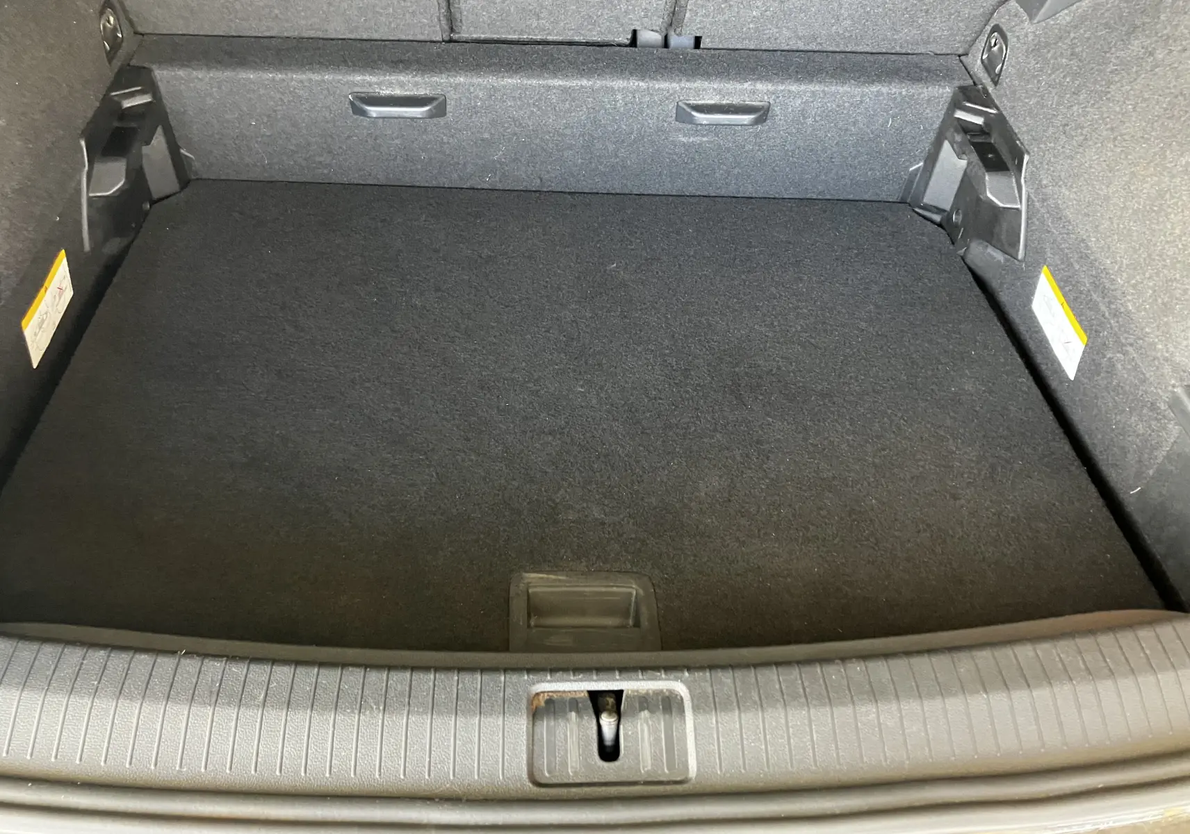 Coffre spacieux et propre du Volkswagen Tiguan noir 2017, vue intérieure depuis l'ouverture arrière.