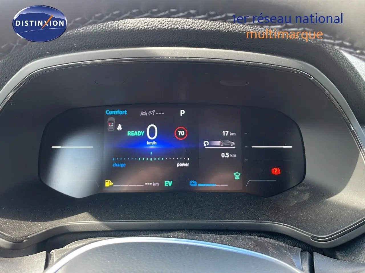 Tableau de bord numérique du Renault Captur 2025 affichant la vitesse et l'autonomie en mode hybride électrique.