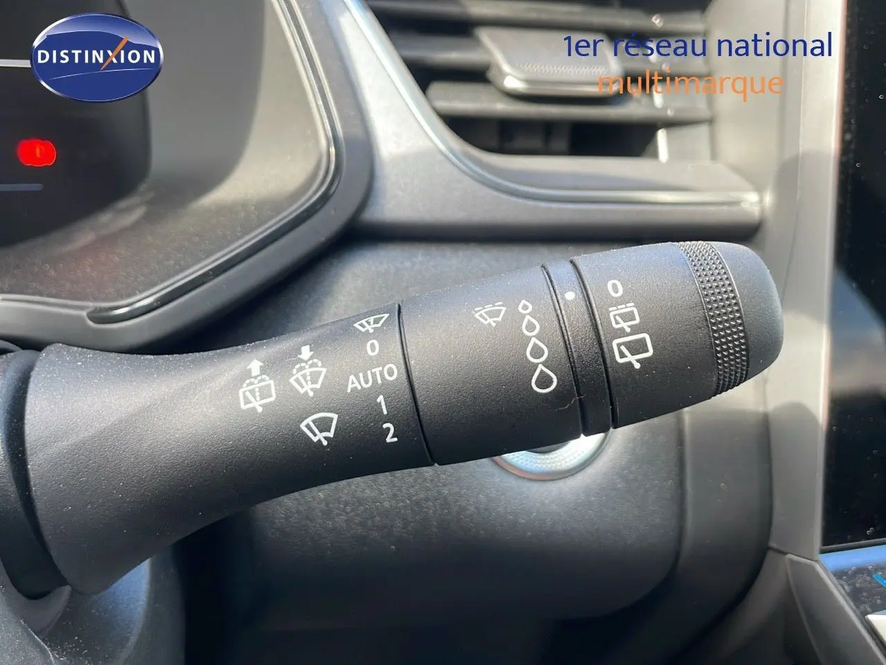 Gros plan sur la commande d’essuie-glace du Renault Captur 2025, intérieur noir avec détails fonctionnels blancs.