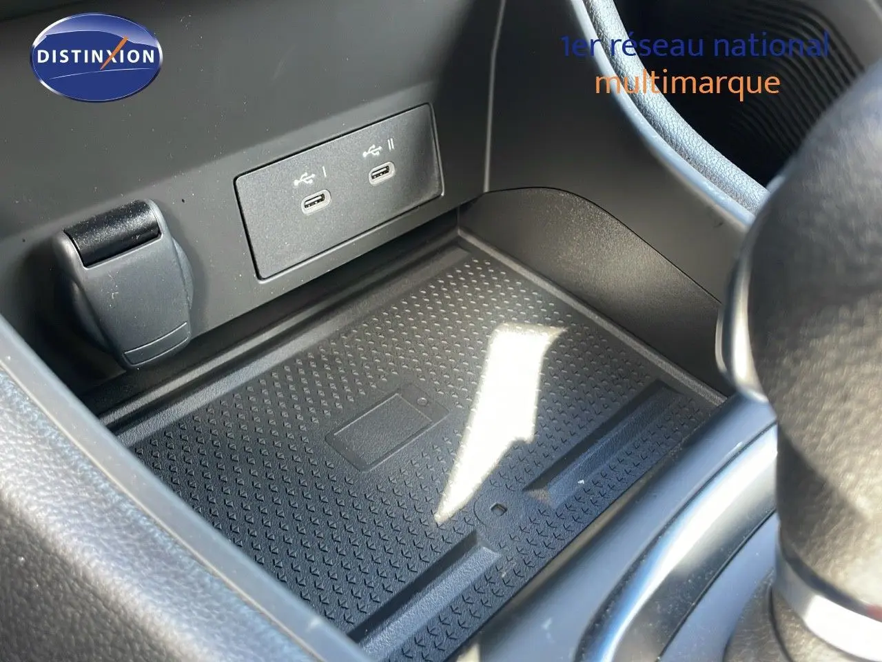 Gros plan sur la console centrale du Renault Captur 2025, montrant les ports USB-C et un espace de rangement noir texturé.